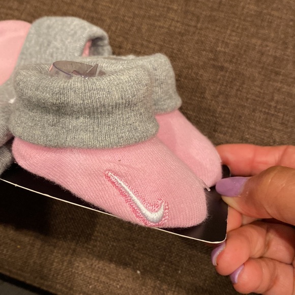 NIKE - Picture 3 of 4